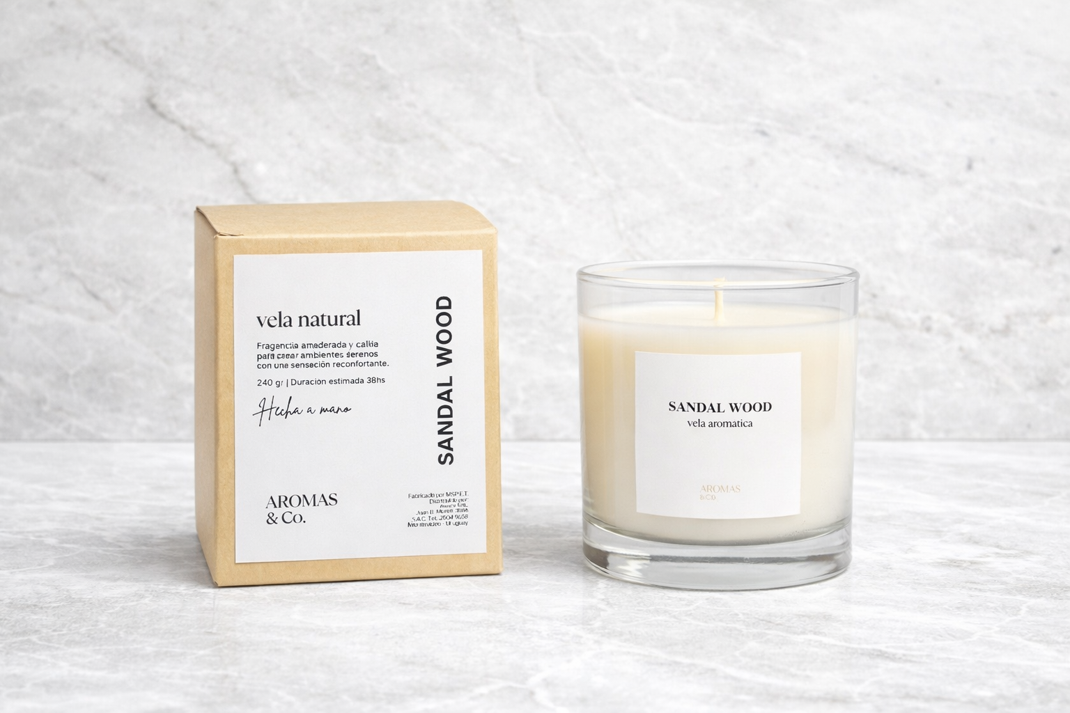 Vela de soja aromática Sándalo de 240 g con su caja, hecha a mano en Uruguay por Aromas&Co.